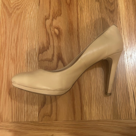 Banana Republic Women's Nude Heels - Picture 2 of 16